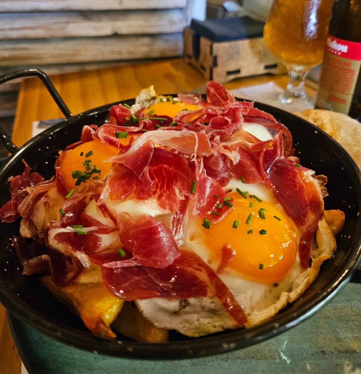 Huevos rotos con jamon iberico en Dos Balcones