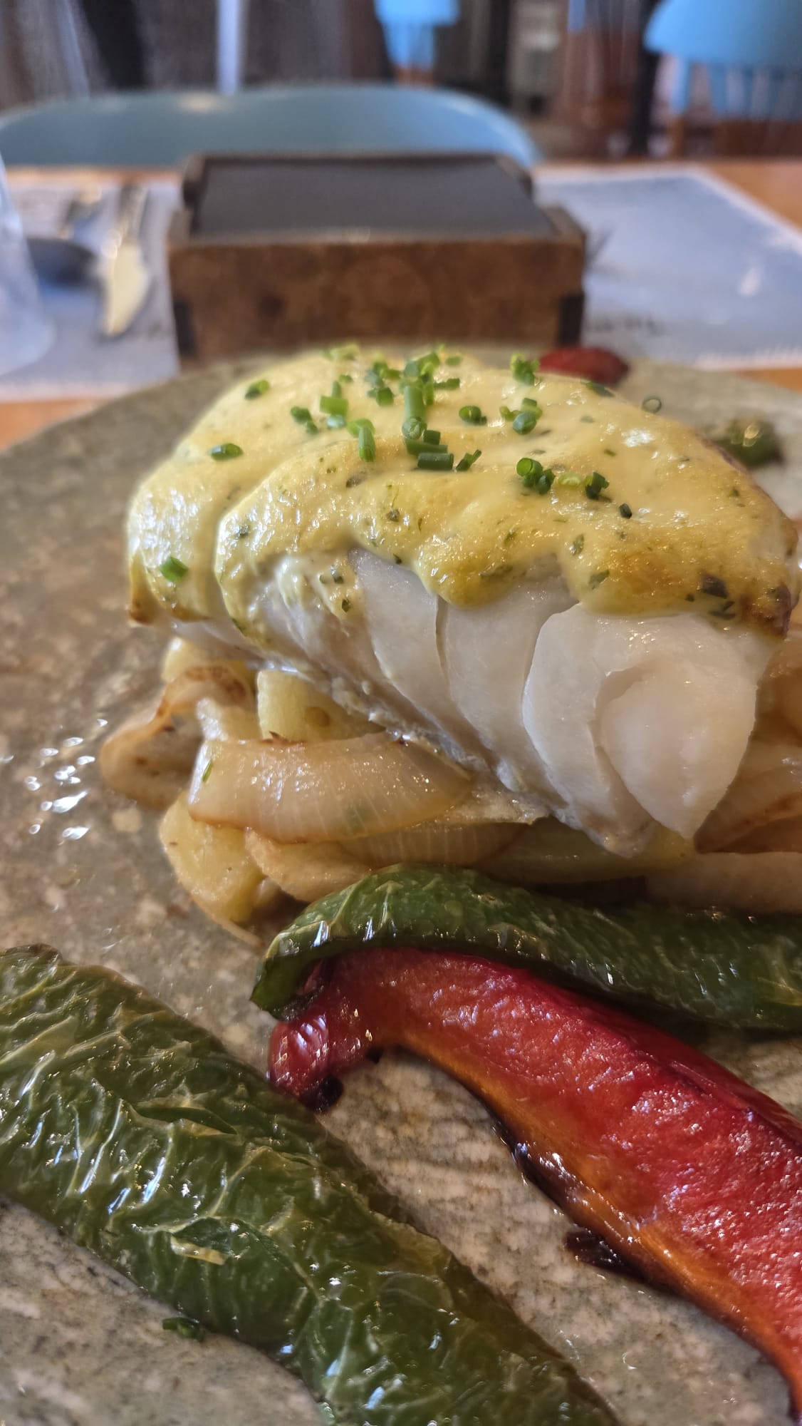 Bacalao gratinado con verduras asadas