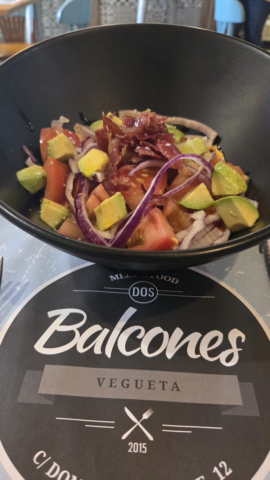Ensalada de tomate con aguacate y jamon crujiente