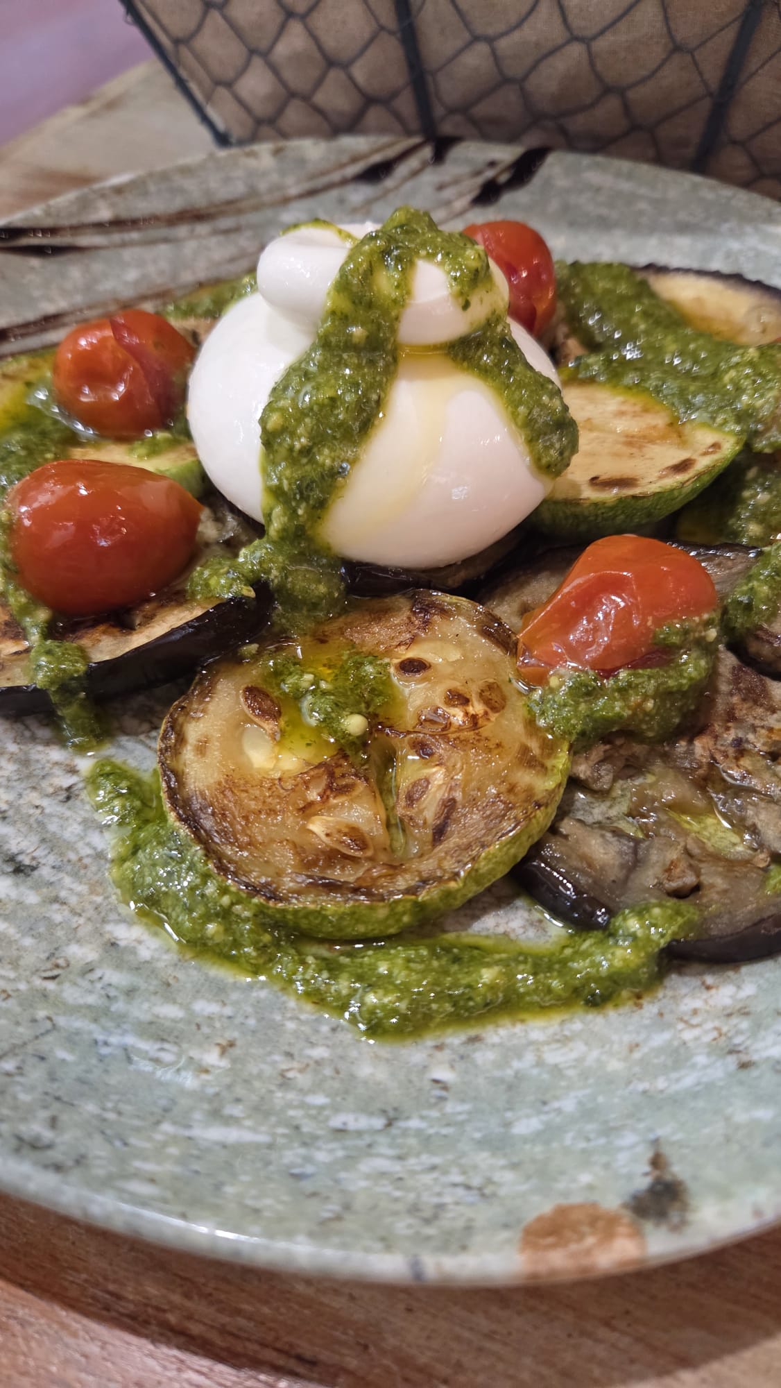 Burrata con verduras asadas y pesto